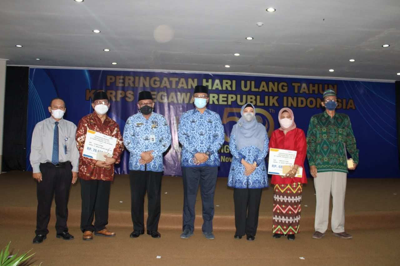 penganugrahan-tanda-kehormatan-satyalancana-karya-satya-kepada-pejabat-berprestasi